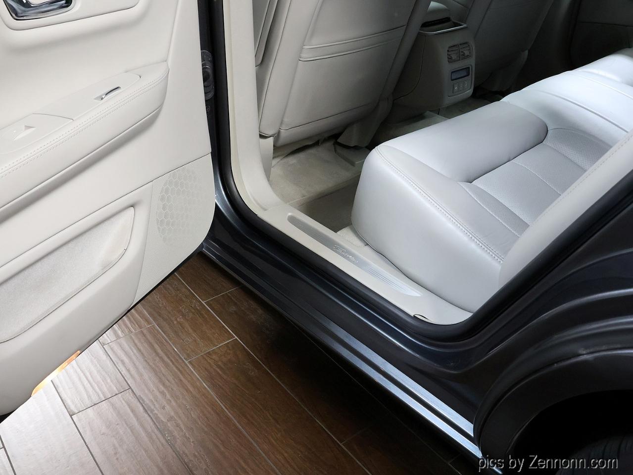 Cadillac DTS 4dr Sdn Luxury Collection 2011