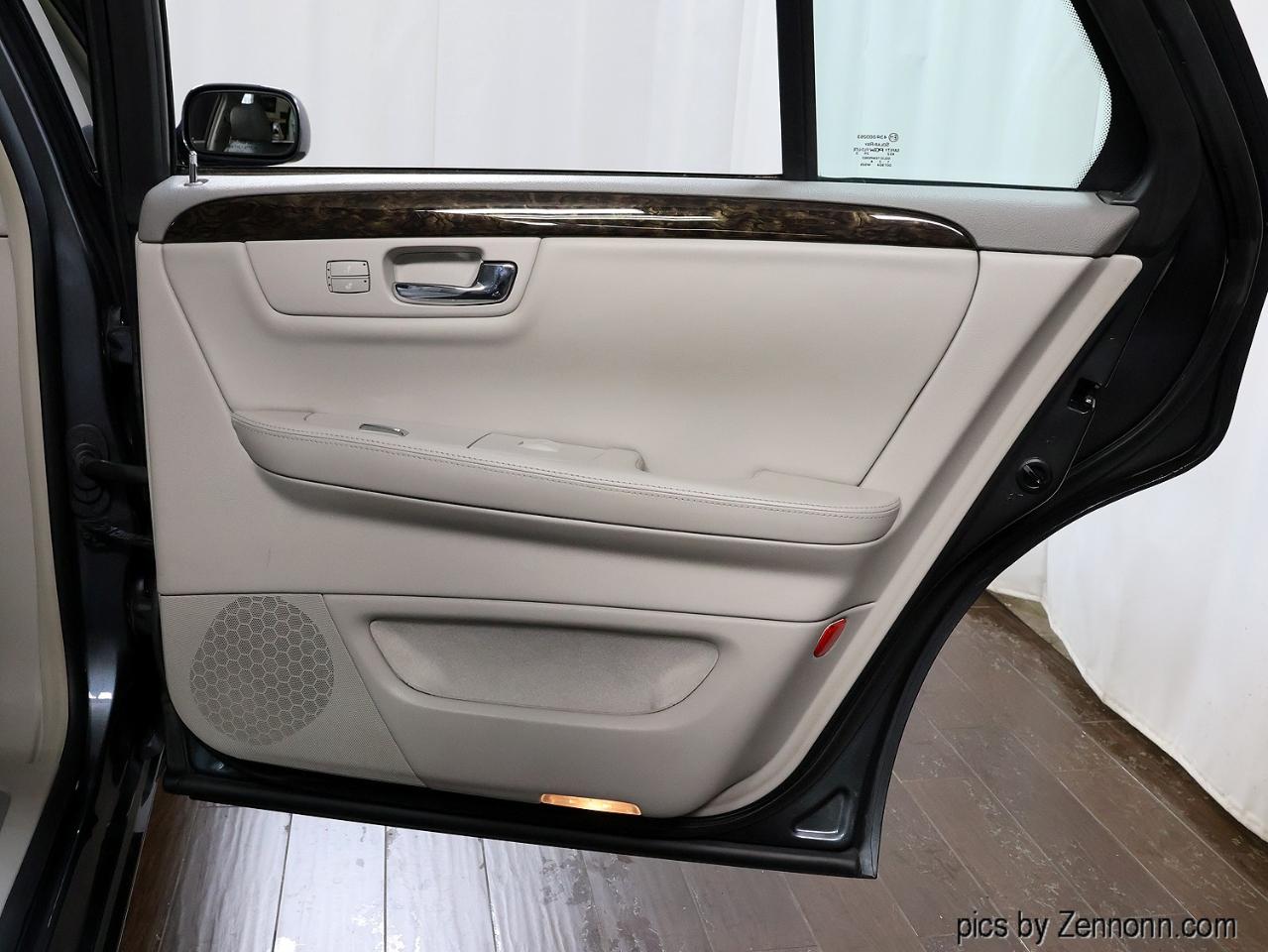 Cadillac DTS 4dr Sdn Luxury Collection 2011