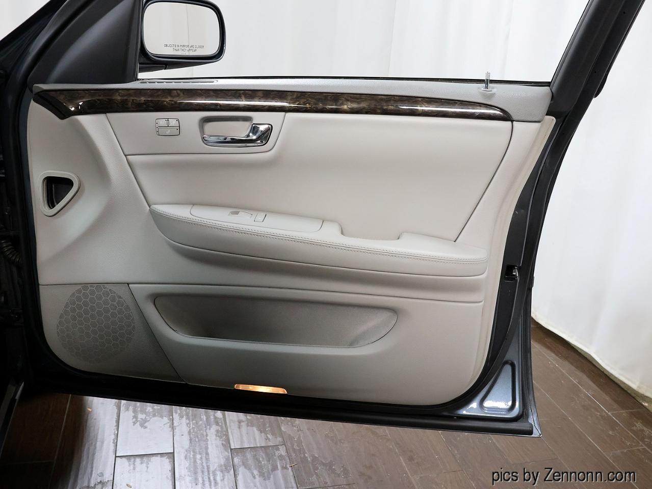 Cadillac DTS 4dr Sdn Luxury Collection 2011