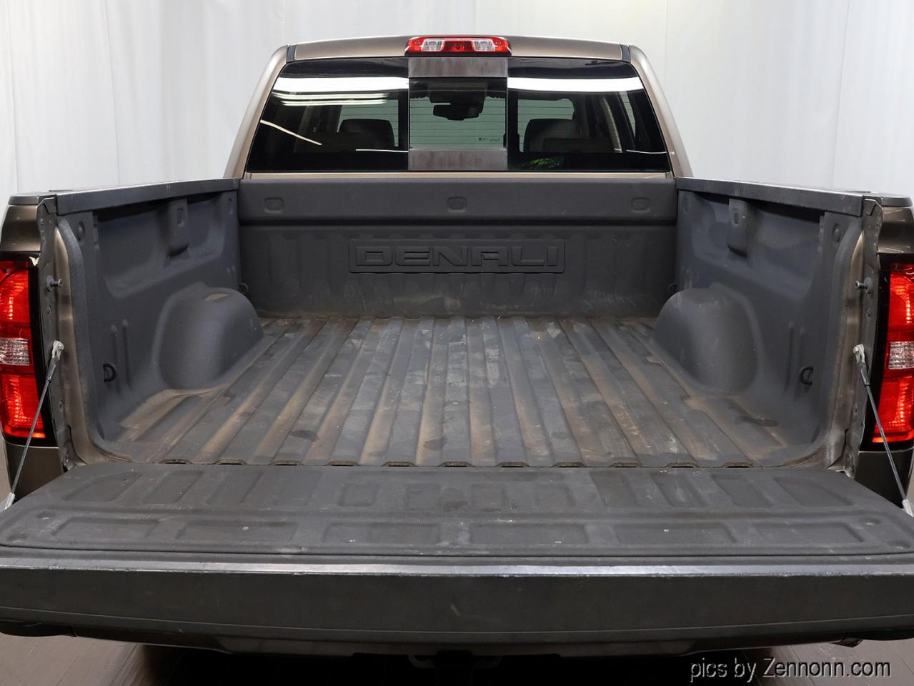 GMC Sierra 1500 4WD Crew Cab 143.5" Denali 2015