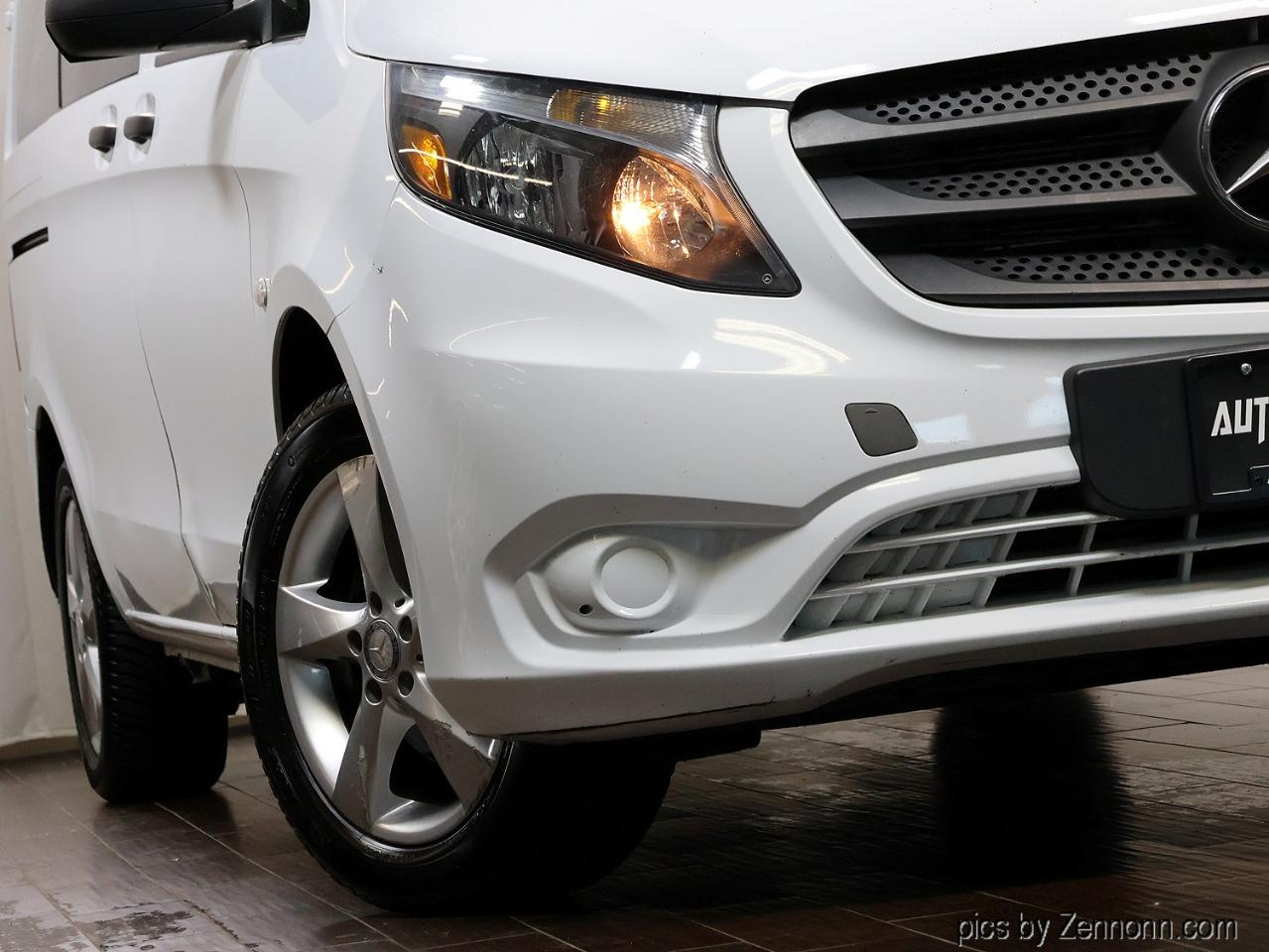 Mercedes-Benz Metris Passenger Van Standard Roof 126" Wheelbase 2017