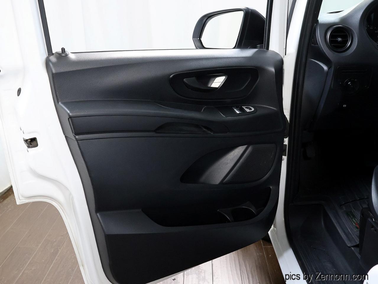 Mercedes-Benz Metris Passenger Van Standard Roof 126" Wheelbase 2017