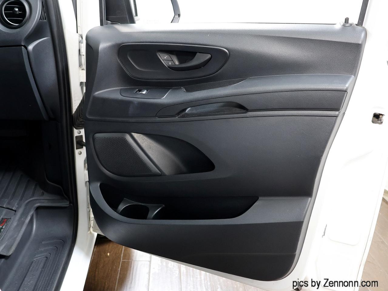 Mercedes-Benz Metris Passenger Van Standard Roof 126" Wheelbase 2017