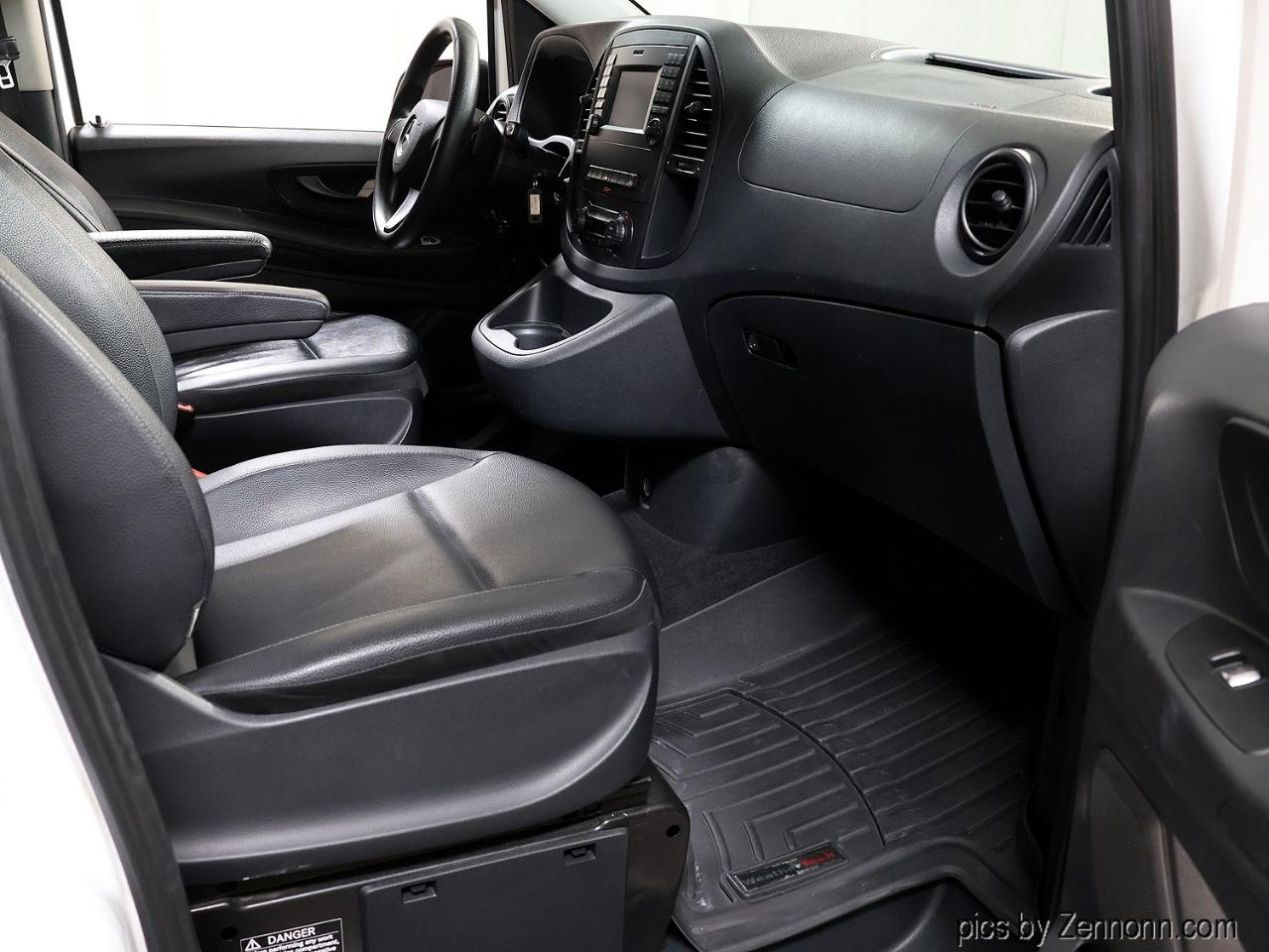 Mercedes-Benz Metris Passenger Van Standard Roof 126" Wheelbase 2017
