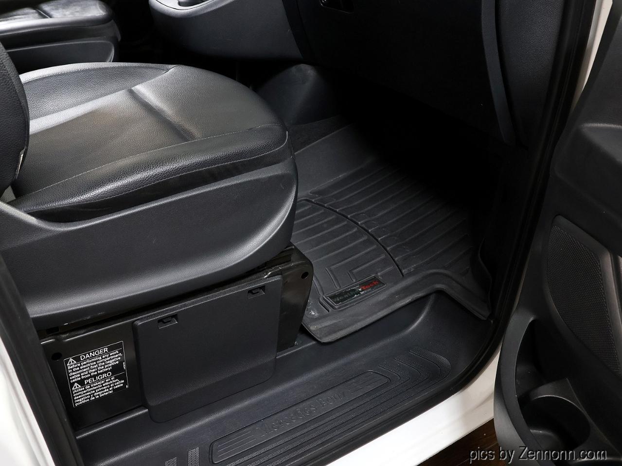 Mercedes-Benz Metris Passenger Van Standard Roof 126" Wheelbase 2017