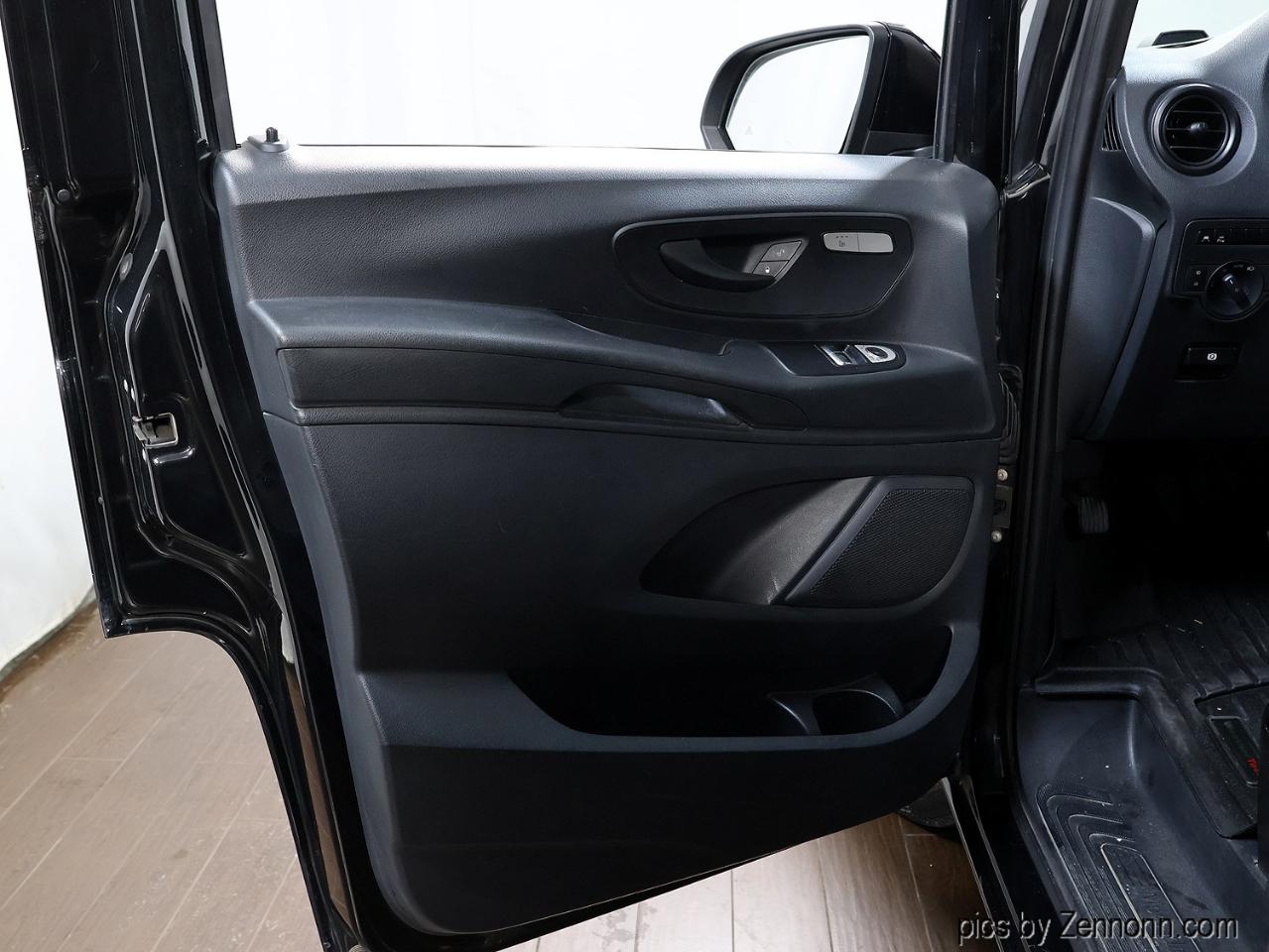 Mercedes-Benz Metris Cargo Van RWD 126" 2016