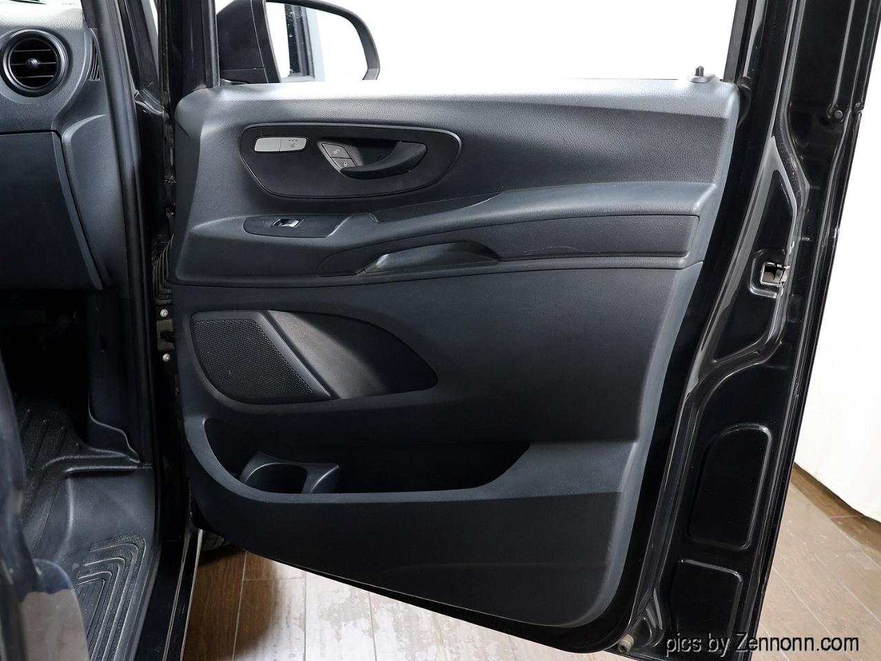 Mercedes-Benz Metris Cargo Van RWD 126" 2016