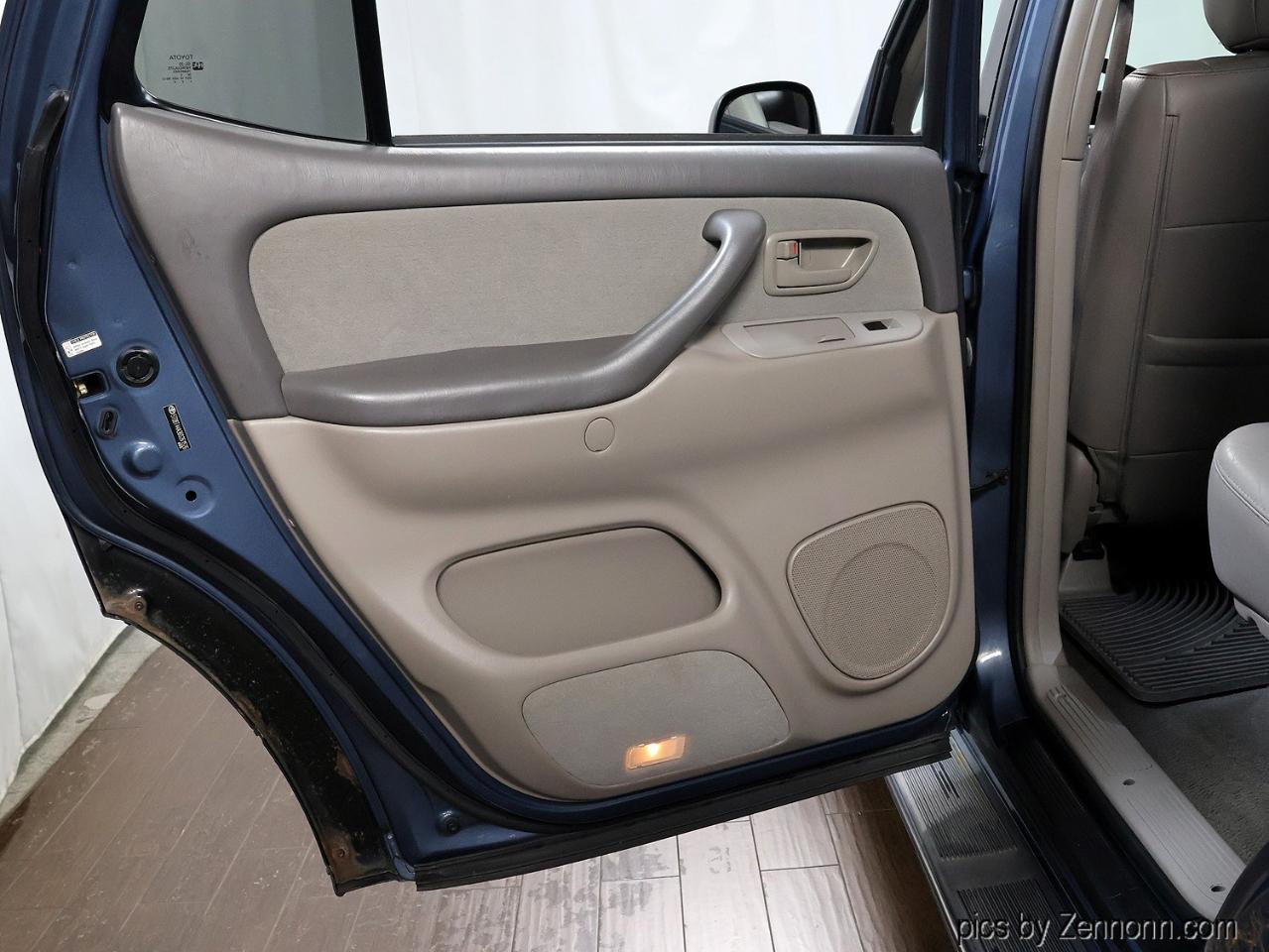 Toyota Sequoia 4dr SR5 4WD (Natl) 2006