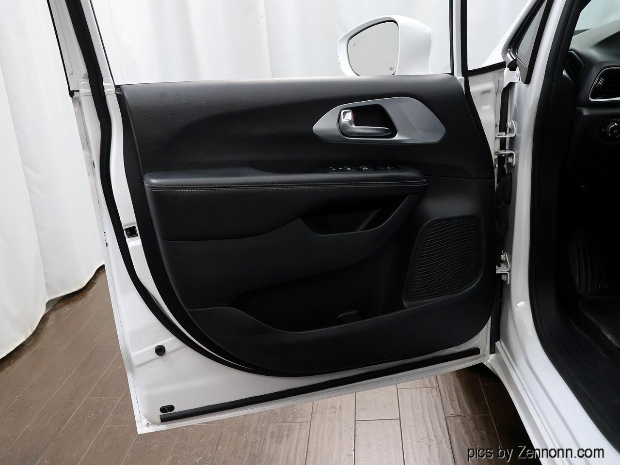Chrysler Pacifica Touring FWD 2020