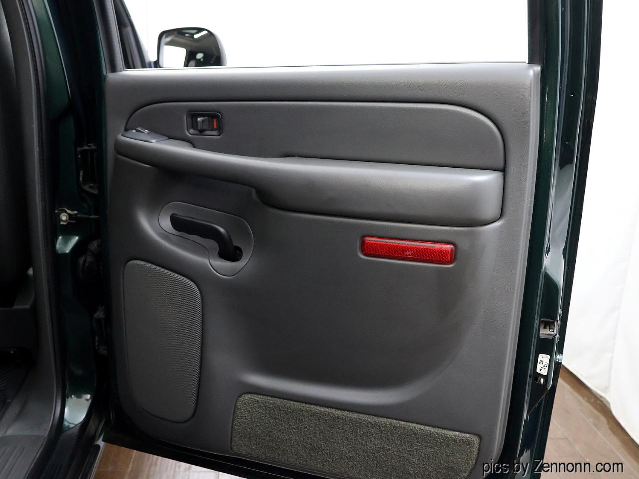 Chevrolet Avalanche 1500 5dr Crew Cab 130" WB 4WD Z71 2004