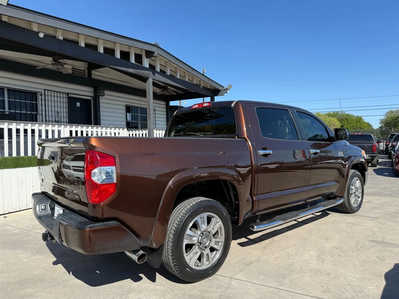 Toyota Tundra 4WD Truck CrewMax 5.7L V8 6-Spd AT 1794 (Natl) 2016