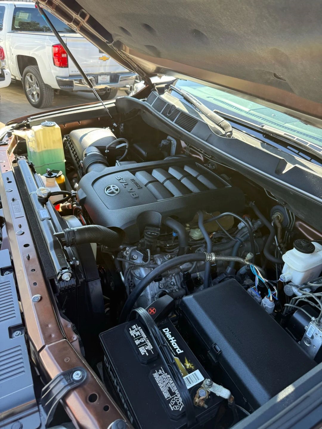 Toyota Tundra 4WD Truck CrewMax 5.7L V8 6-Spd AT 1794 (Natl) 2016