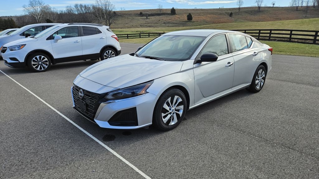 2024 Nissan Altima S's photo