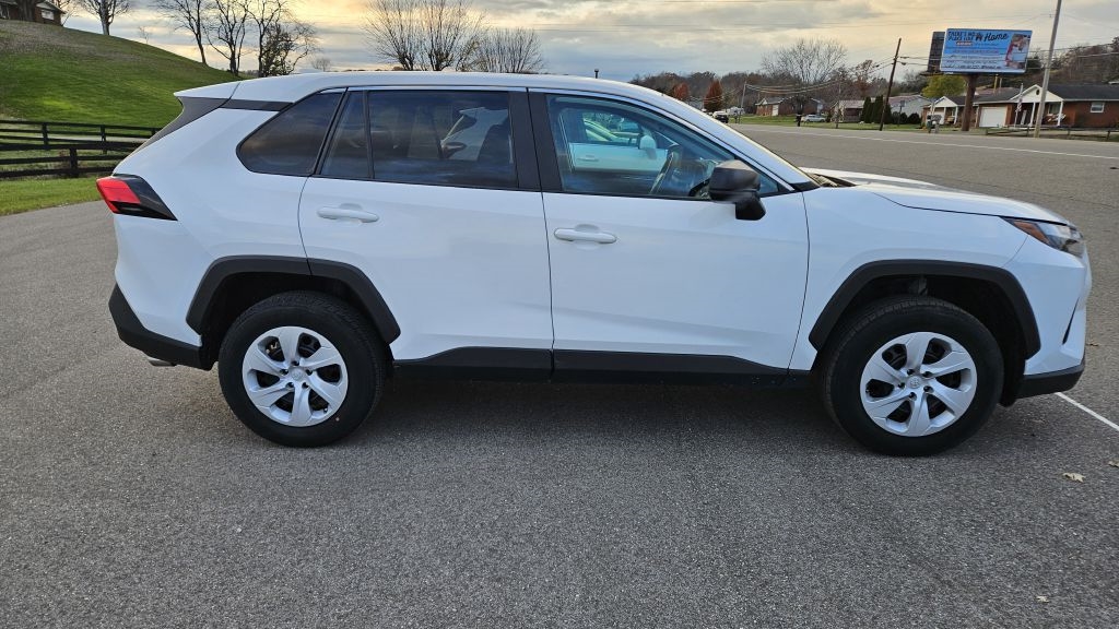 2024 Toyota RAV4 LE photo 3