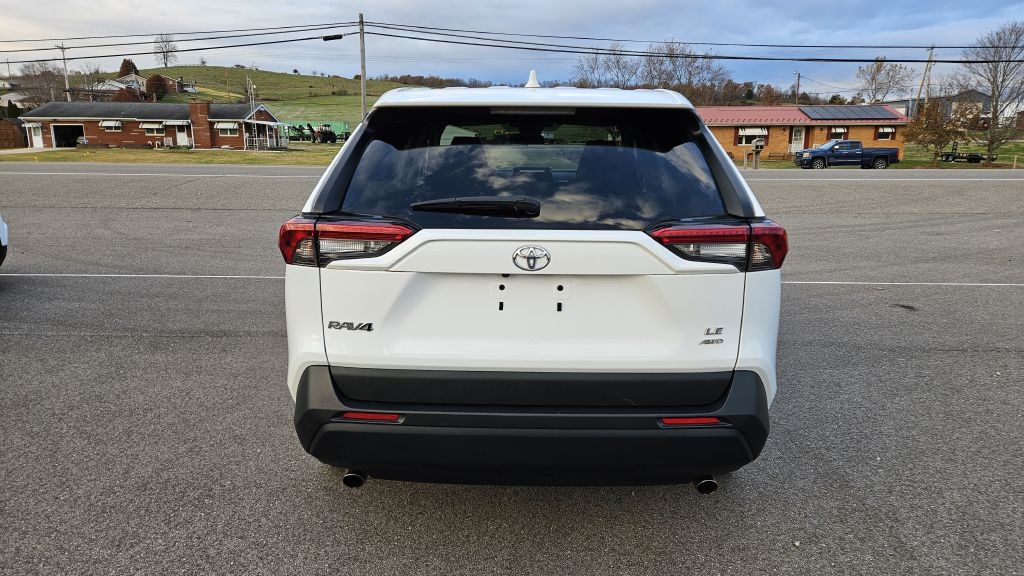 2024 Toyota RAV4 LE photo 4