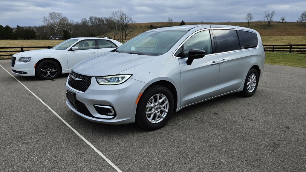 2024 Chrysler Pacifica Touring L's photo