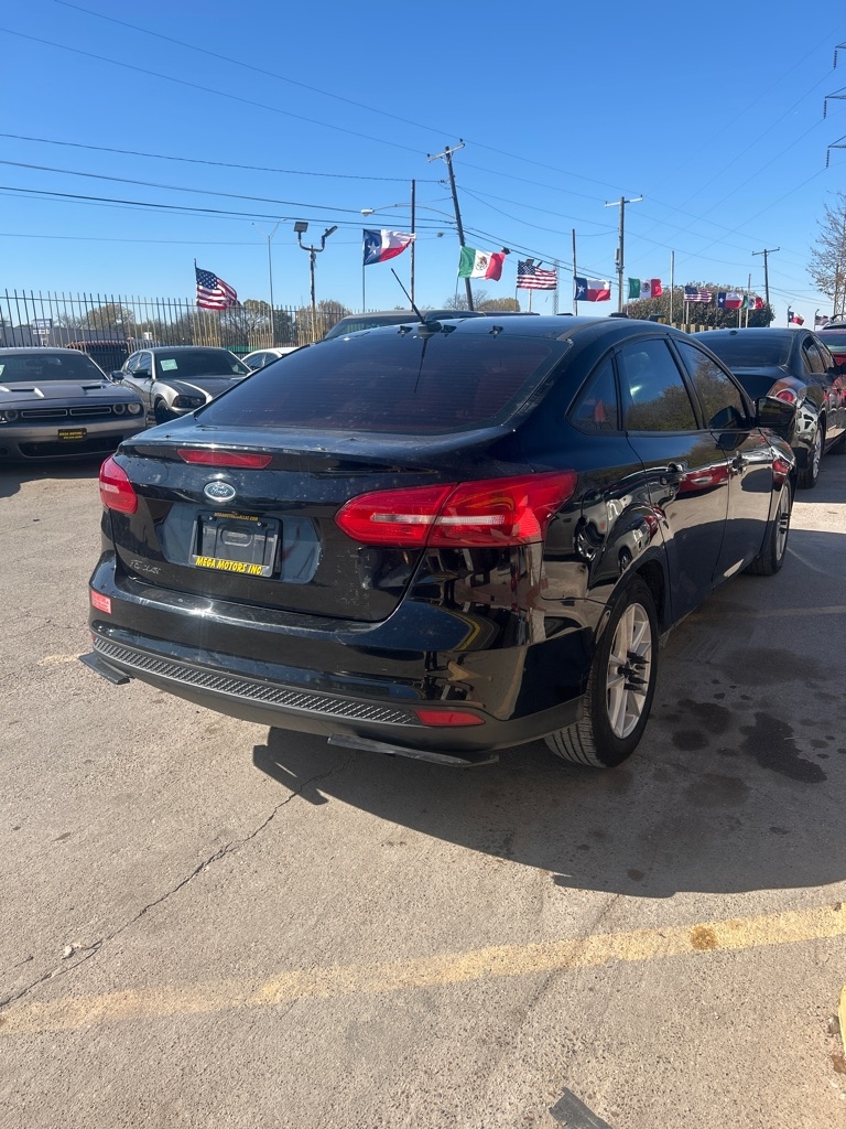 2017 Ford Focus SE's photo