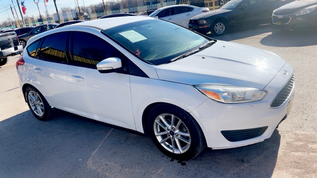 2016 Ford Focus SE's photo