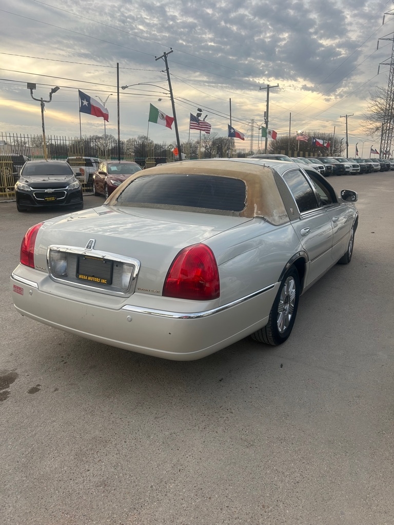 2004 Lincoln Town Car Ultimate's photo