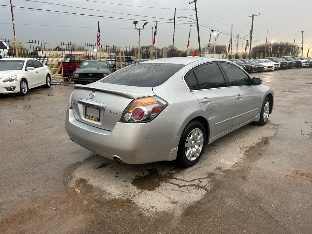 Nissan Altima  2011