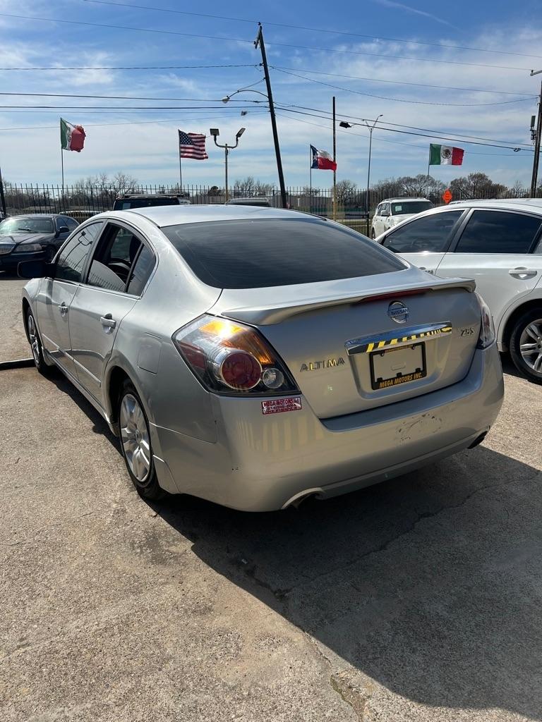 Nissan Altima  2011