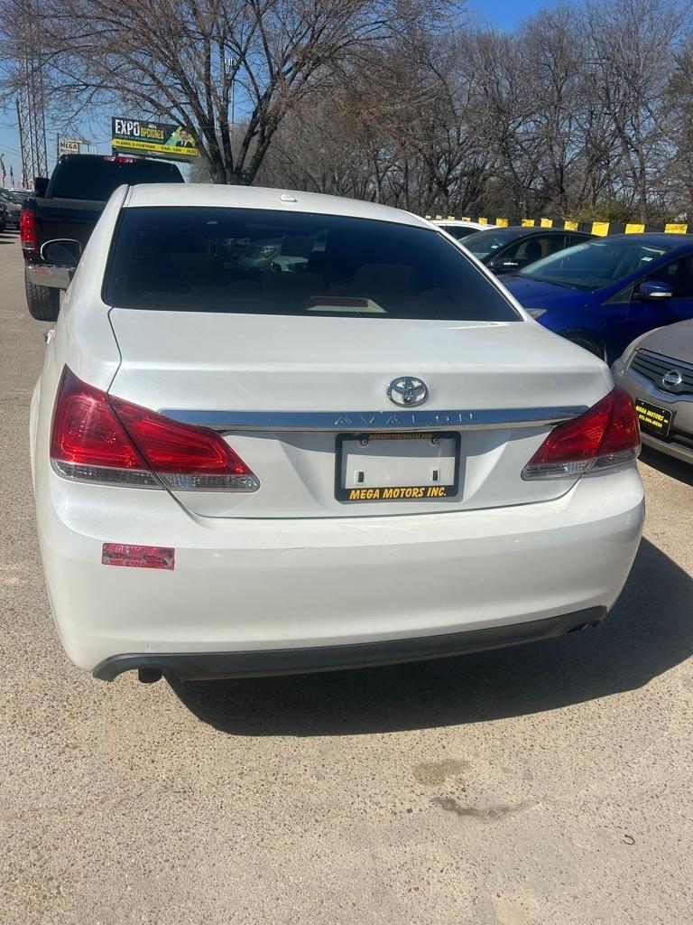Toyota Avalon  2011