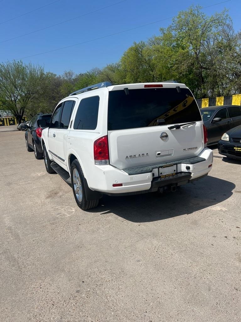 Nissan Armada  2011