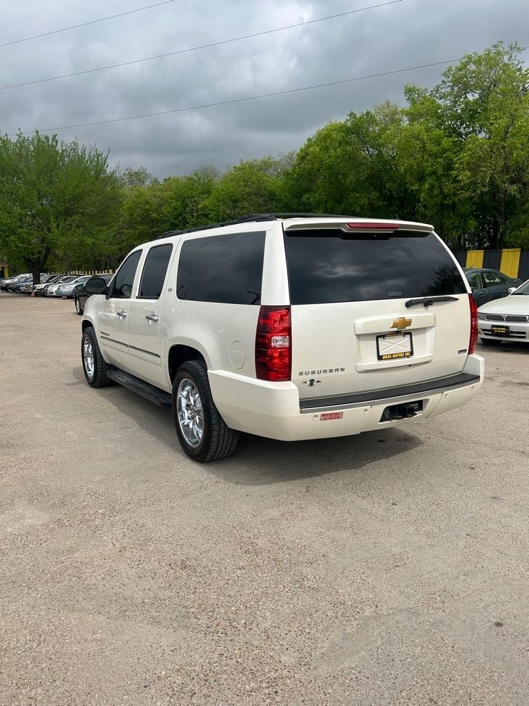 Chevrolet Suburban  2012