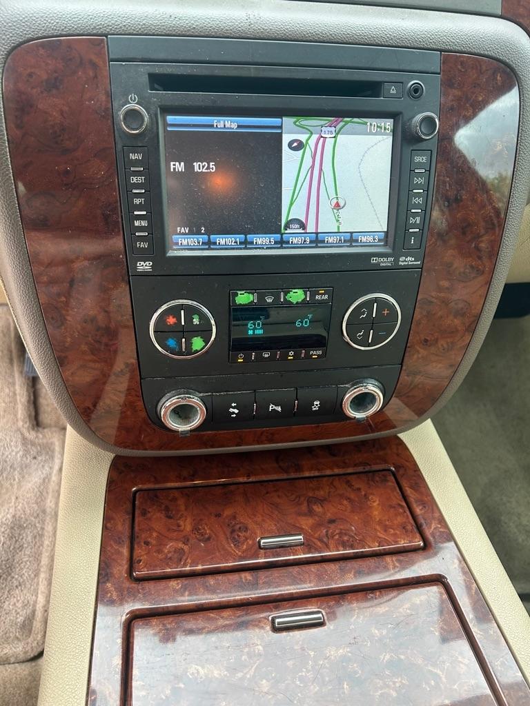 Chevrolet Suburban  2012