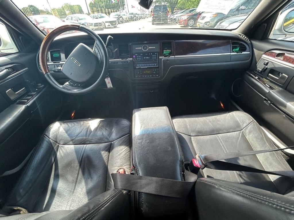 Lincoln Town Car  2010