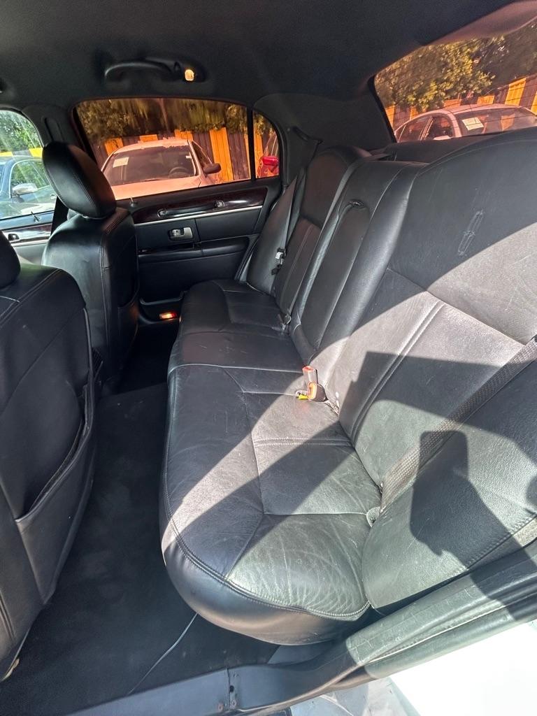 Lincoln Town Car  2010