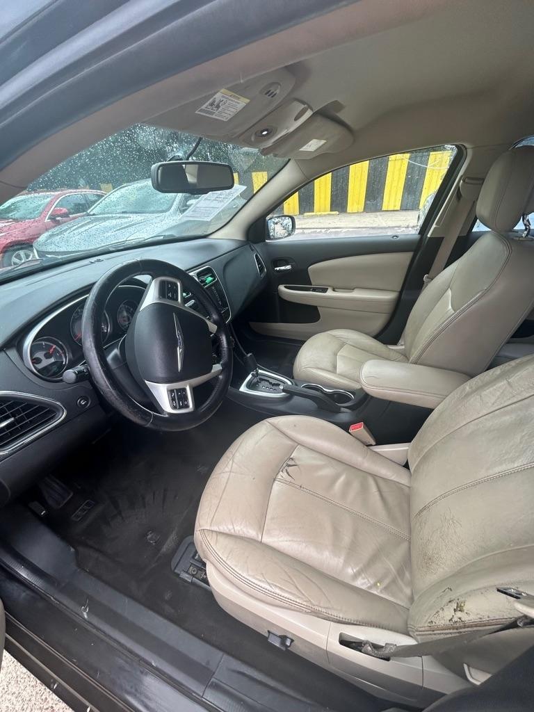 Chrysler 200  2012