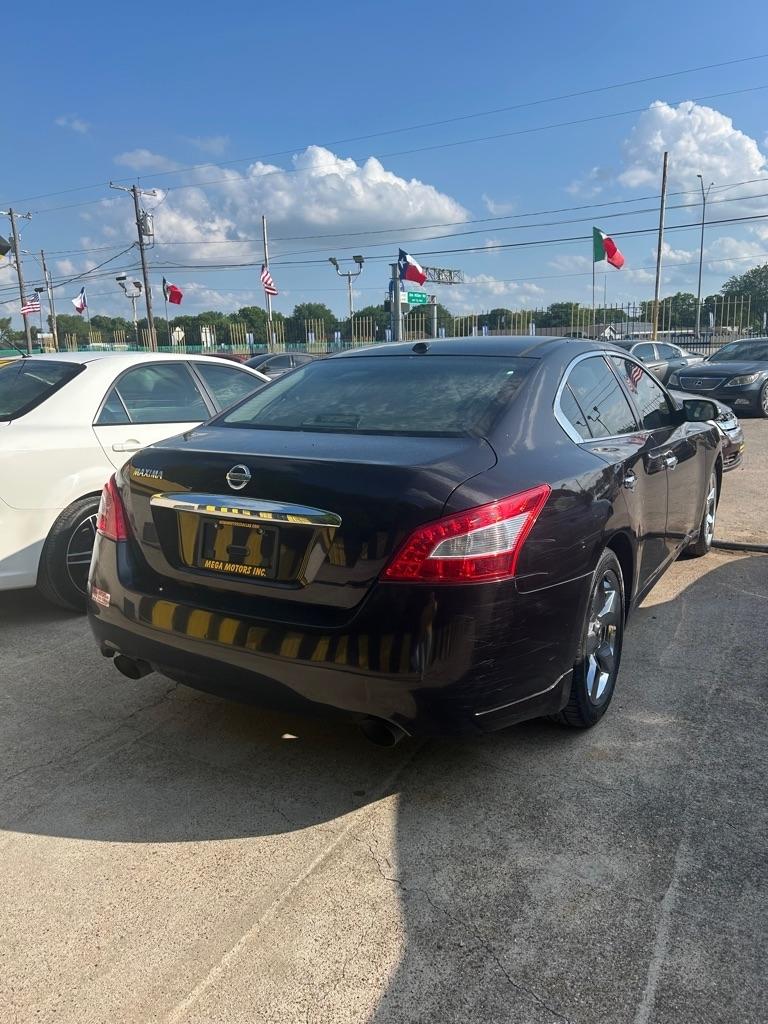 Nissan Maxima  2010
