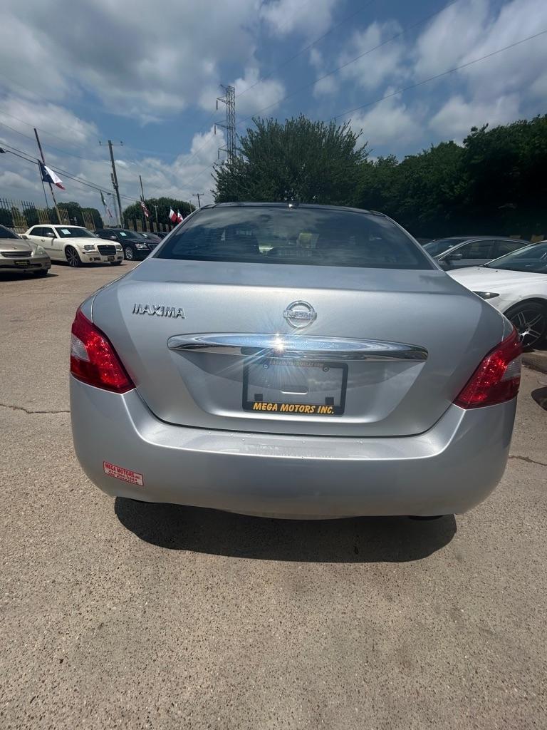 Nissan Maxima  2010