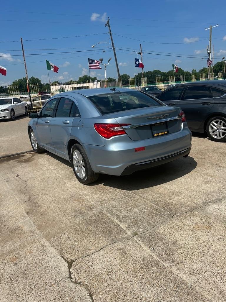 2013 Chrysler 200 Touring's photo