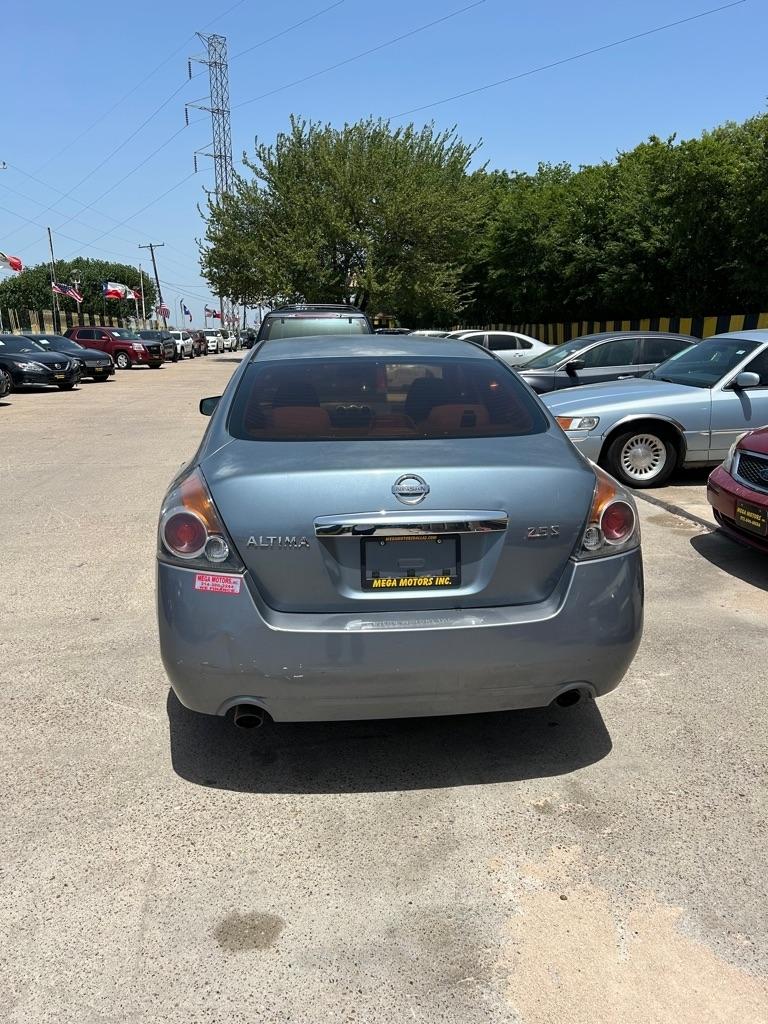 Nissan Altima  2010