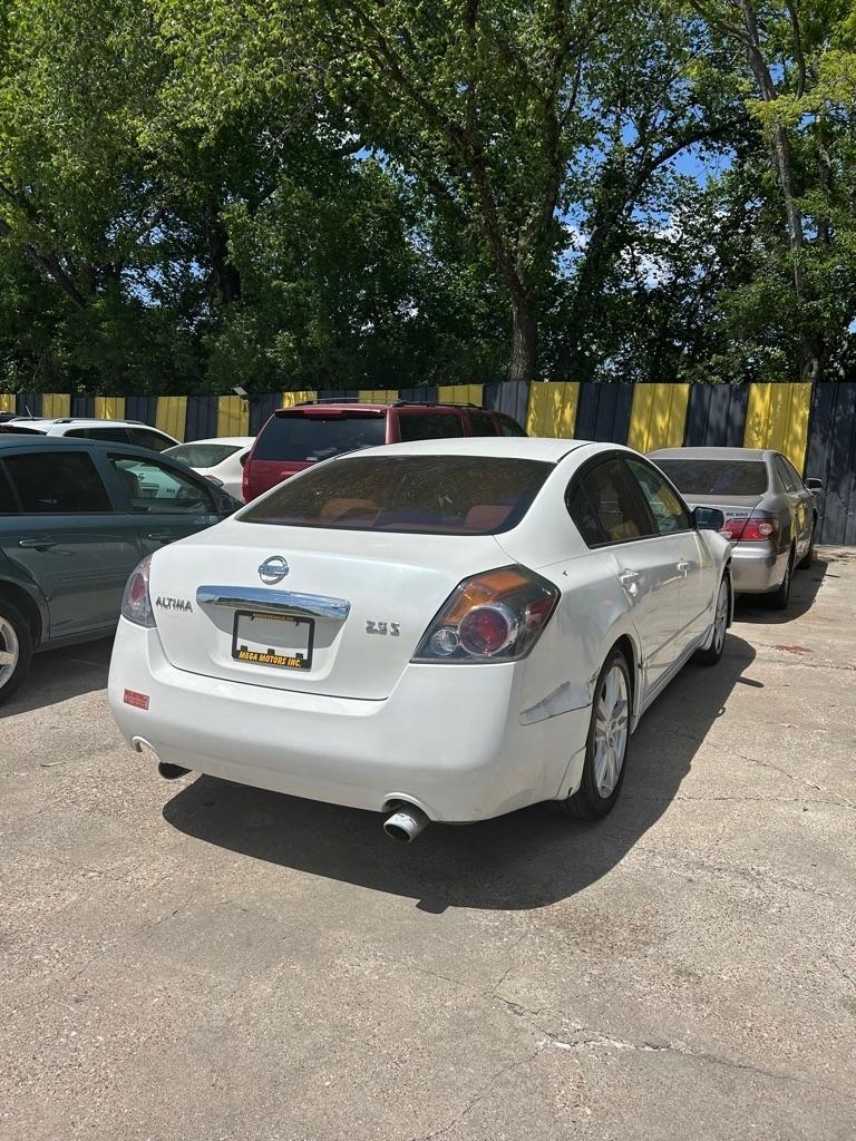 Nissan Altima  2010