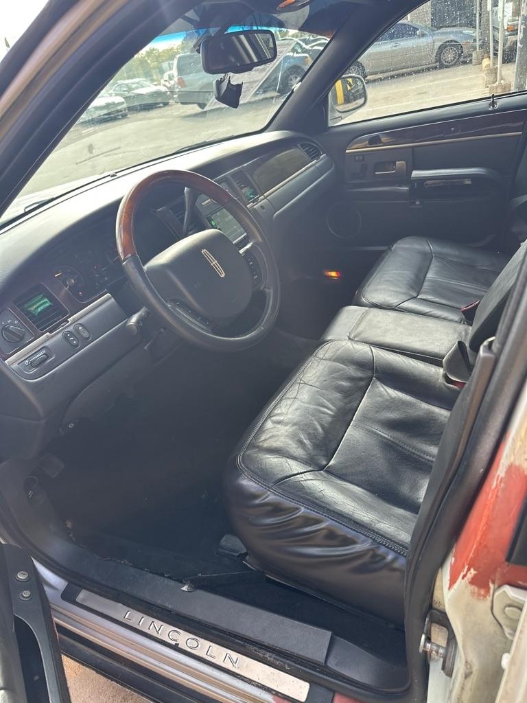 Lincoln Town Car  2010