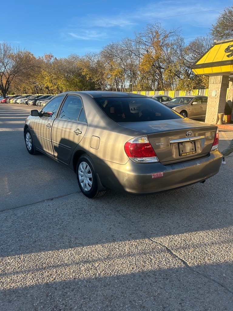 2005 Toyota Camry LE's photo