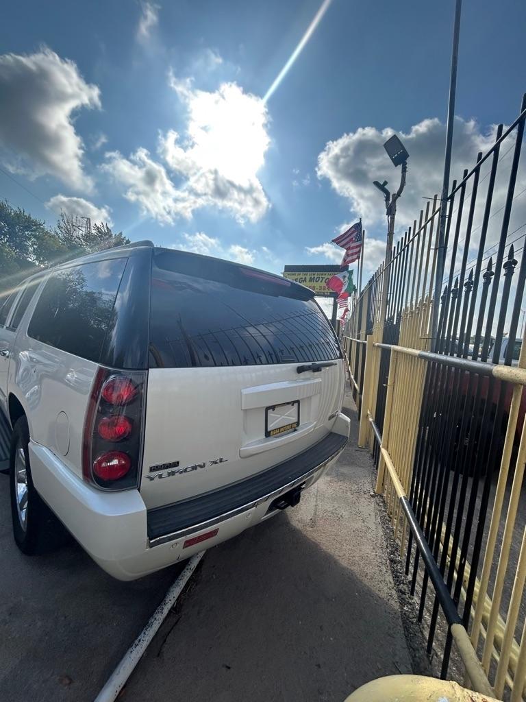 GMC Yukon Denali  2012