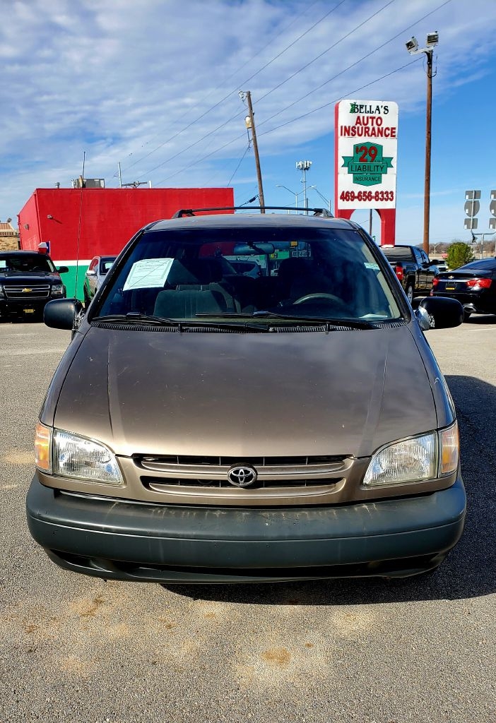 1999 Toyota Sienna LE's photo