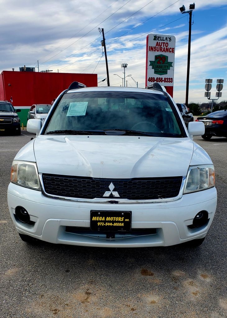 2011 Mitsubishi Endeavor SE's photo