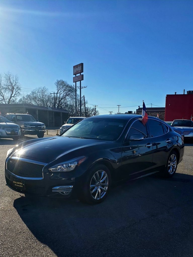 Infiniti Q70  2018