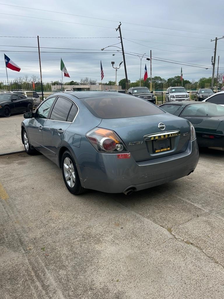 Nissan Altima  2010