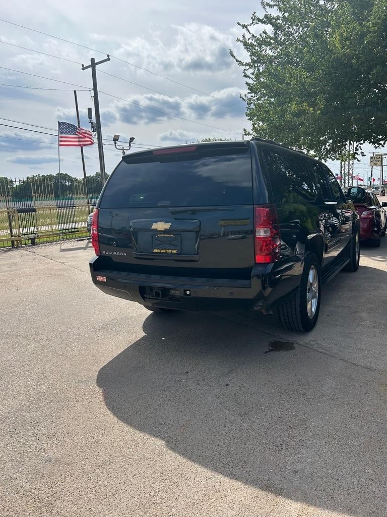 Chevrolet Suburban  2013