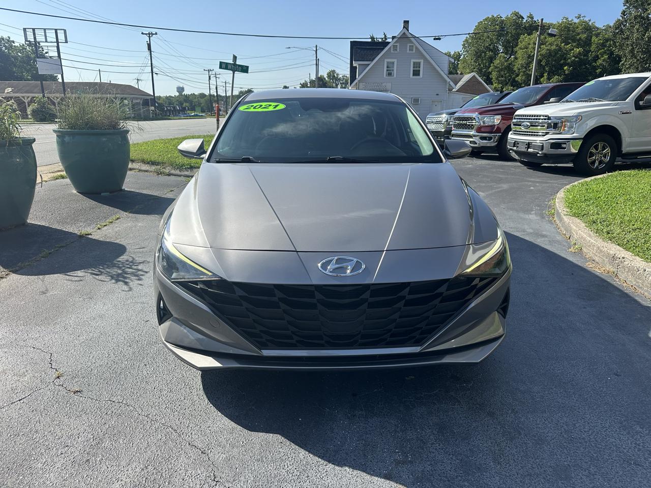 Hyundai Elantra  2021