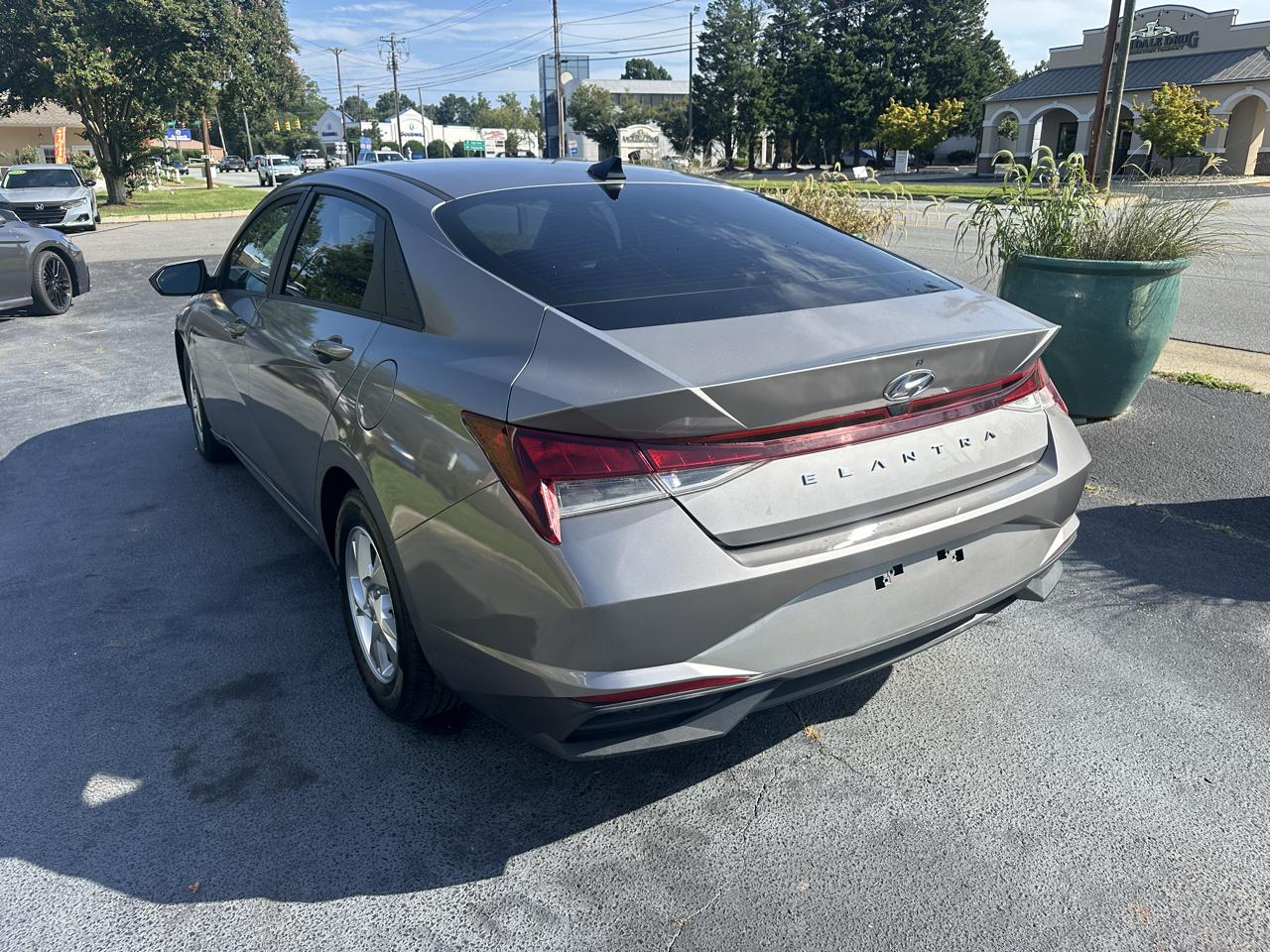 Hyundai Elantra  2021