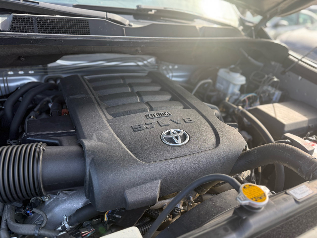 Toyota Tundra Limited 5.7L FFV CrewMax 4WD 2016