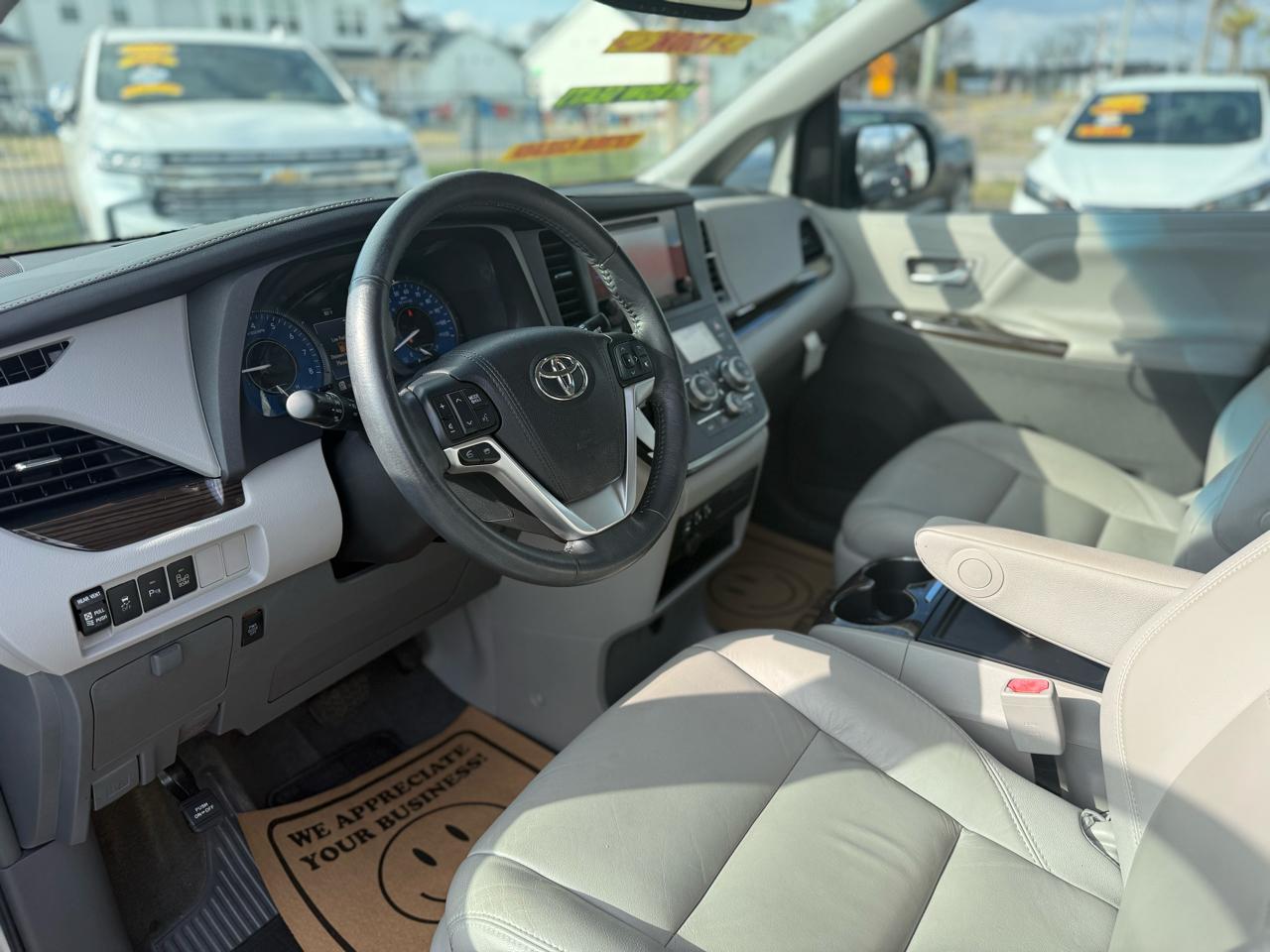 Toyota Sienna XLE FWD 8-Passenger V6 2016