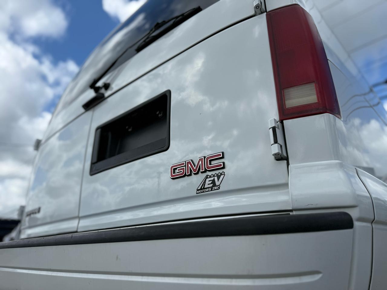 GMC Safari Passenger Van 2003